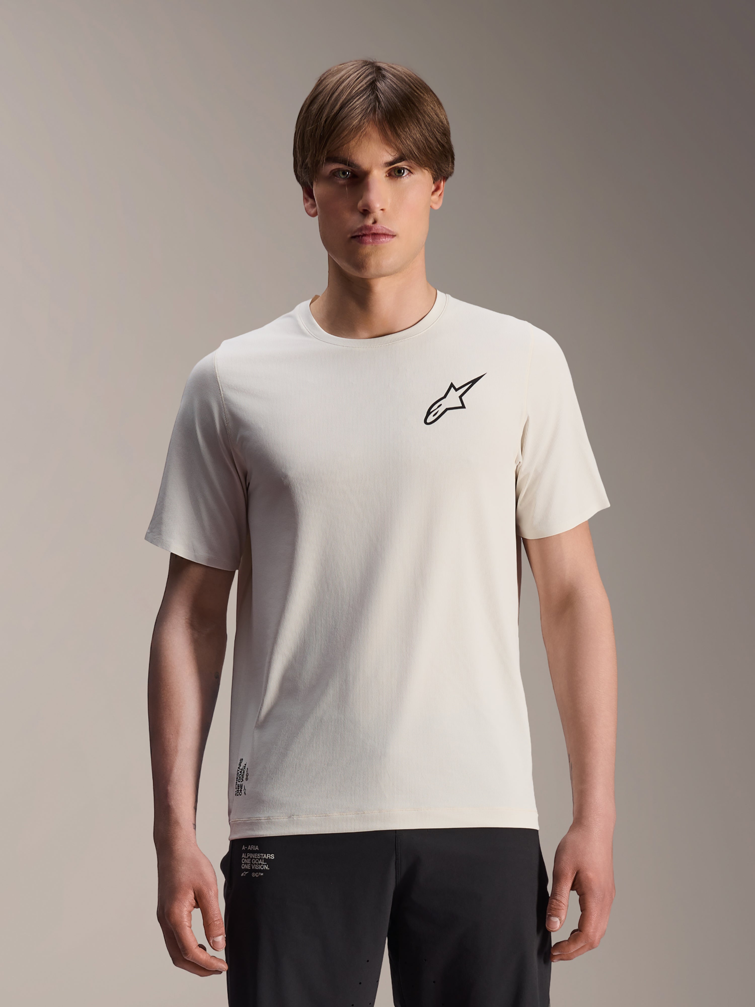 Alpinestars A-Aria Astar Jersey, camiseta de ciclismo de manga corta, color crudo con logo de estrella negra en el pecho, poliéster ligero y transpirable, ajuste de rendimiento para trail MTB