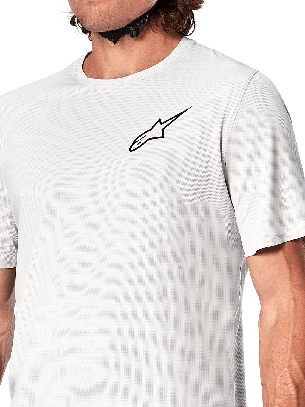 Alpinestars A-Aria Astar Jersey, jersey de ciclismo de manga corta, color White Dove, primer plano con el logo Astar negro en el pecho, material de poliéster texturizado y transpirable, ajuste de rendimiento ligero para ciclismo de montaña