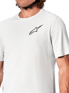 Alpinestars A-Aria Astar Jersey, jersey de ciclismo de manga corta, color White Dove, primer plano con el logo Astar negro en el pecho, material de poliéster texturizado y transpirable, ajuste de rendimiento ligero para ciclismo de montaña
