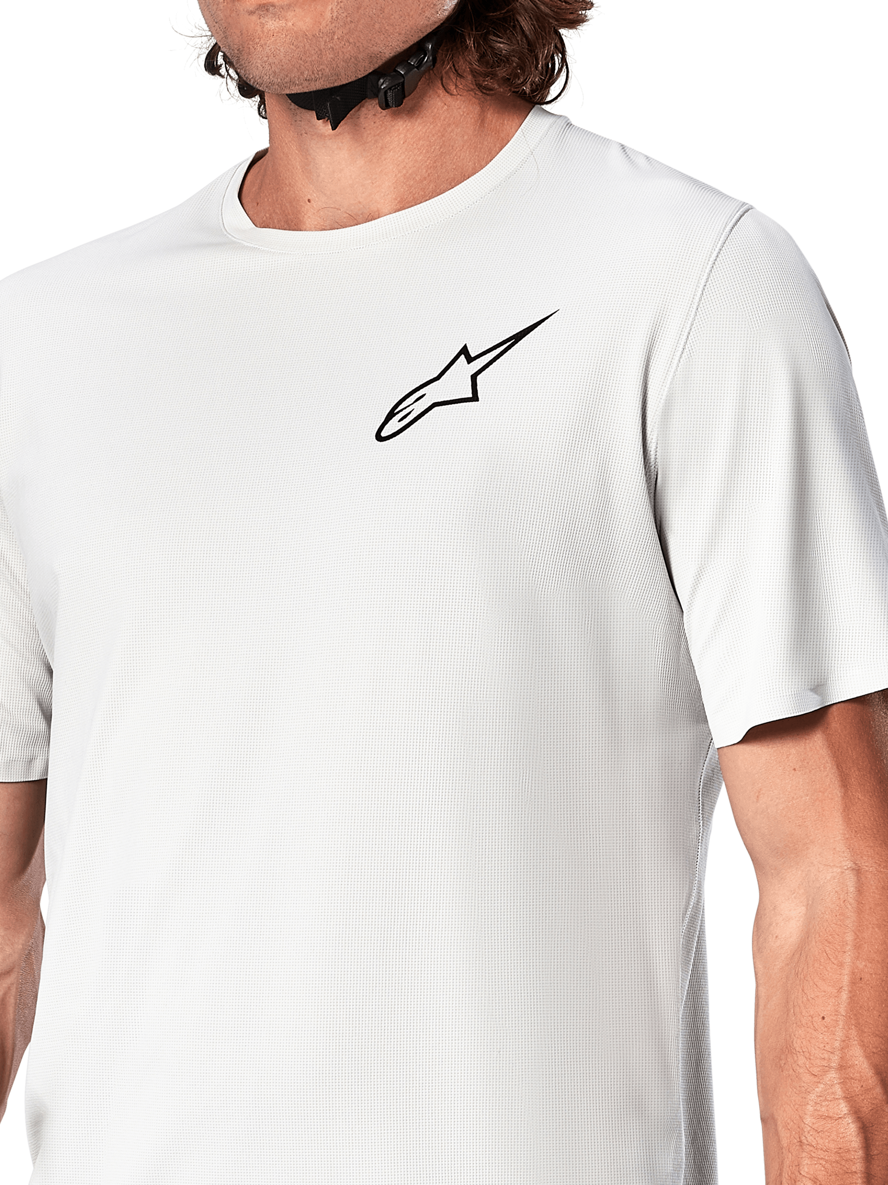 Alpinestars A-Aria Astar Jersey, jersey de ciclismo de manga corta, color White Dove, primer plano con el logo Astar negro en el pecho, material de poliéster texturizado y transpirable, ajuste de rendimiento ligero para ciclismo de montaña
