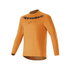 Alpinestars A-Dura Rocker Long Sleeve Jersey, jersey de ciclismo de montaña en color oro oscuro, con logotipo Alpinestars serigrafiado en negro en el pecho, tejido jacquard ligero con diseño de parte trasera más larga, ropa técnica de alto rendimiento para ciclismo
