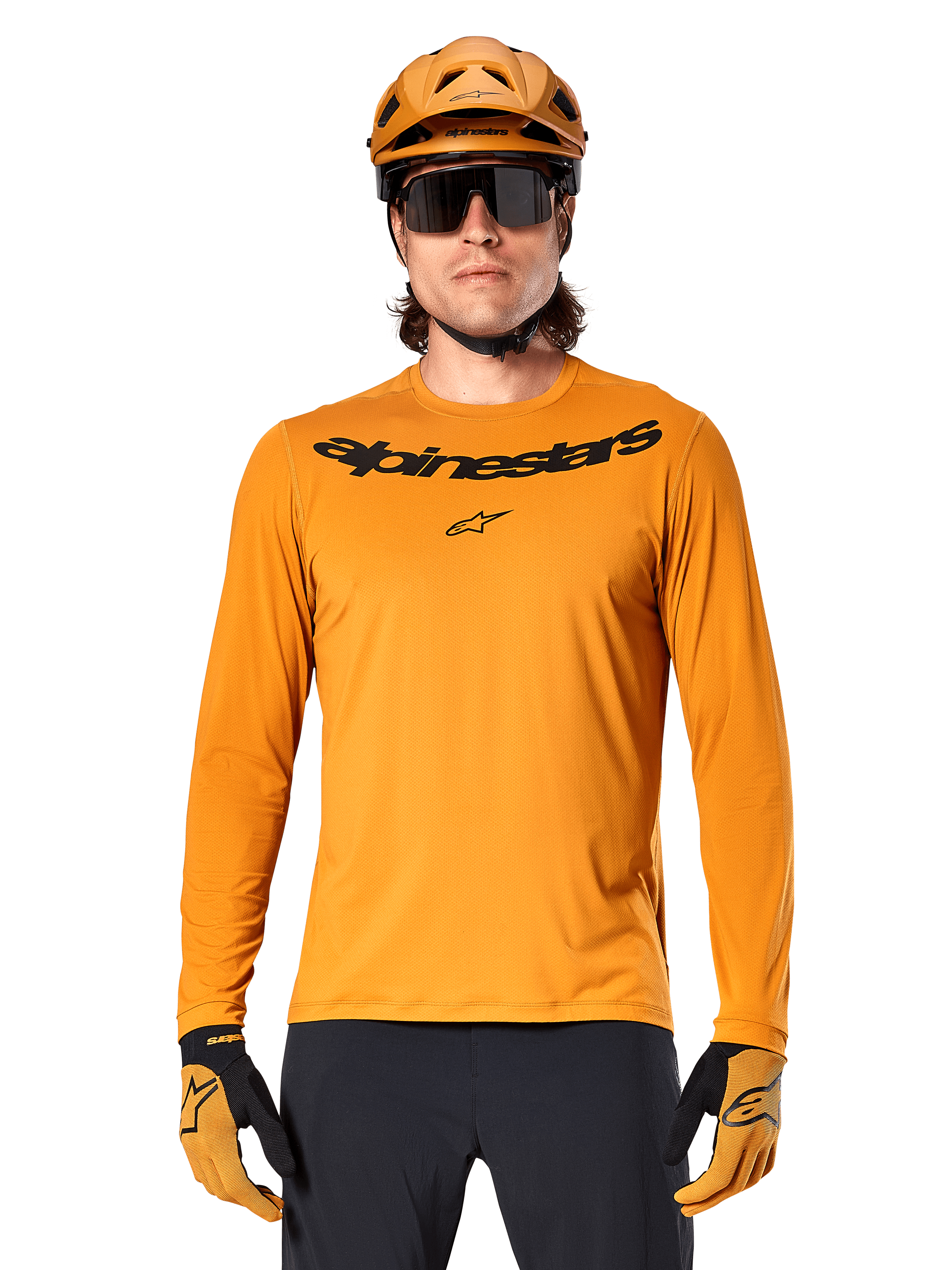 Alpinestars A-Dura Rocker Jersey de manga larga en color Dark Gold, con un logotipo negro en el pecho, combinado con casco y guantes dorados a juego para ciclismo de montaña