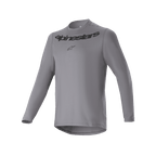 Alpinestars A-Dura Rocker Long Sleeve Jersey, jersey de ciclismo MTB, gris oscuro, con la marca denominativa Alpinestars y el logotipo de la estrella en negro en el pecho, parte trasera más larga, equipamiento de ciclismo de alto rendimiento para bicicleta de montaña