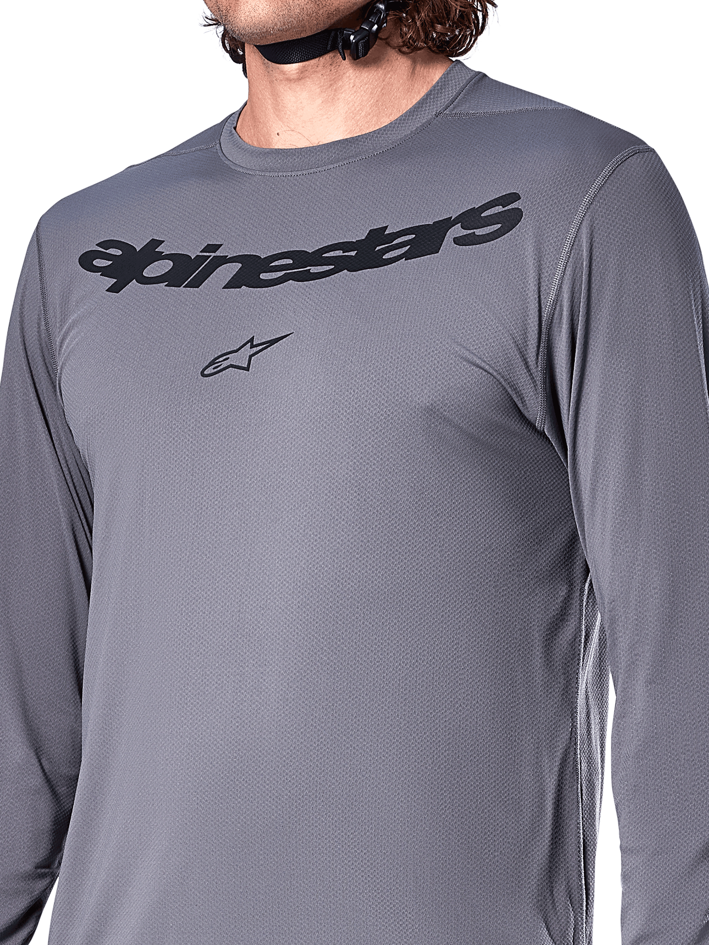 Jersey de manga larga Alpinestars A-Dura Rocker, gris oscuro, primer plano del pecho con la marca denominativa Alpinestars y el logotipo de la estrella en negro, material jacquard de poliéster y spandex, ropa de alto rendimiento para ciclismo de montaña