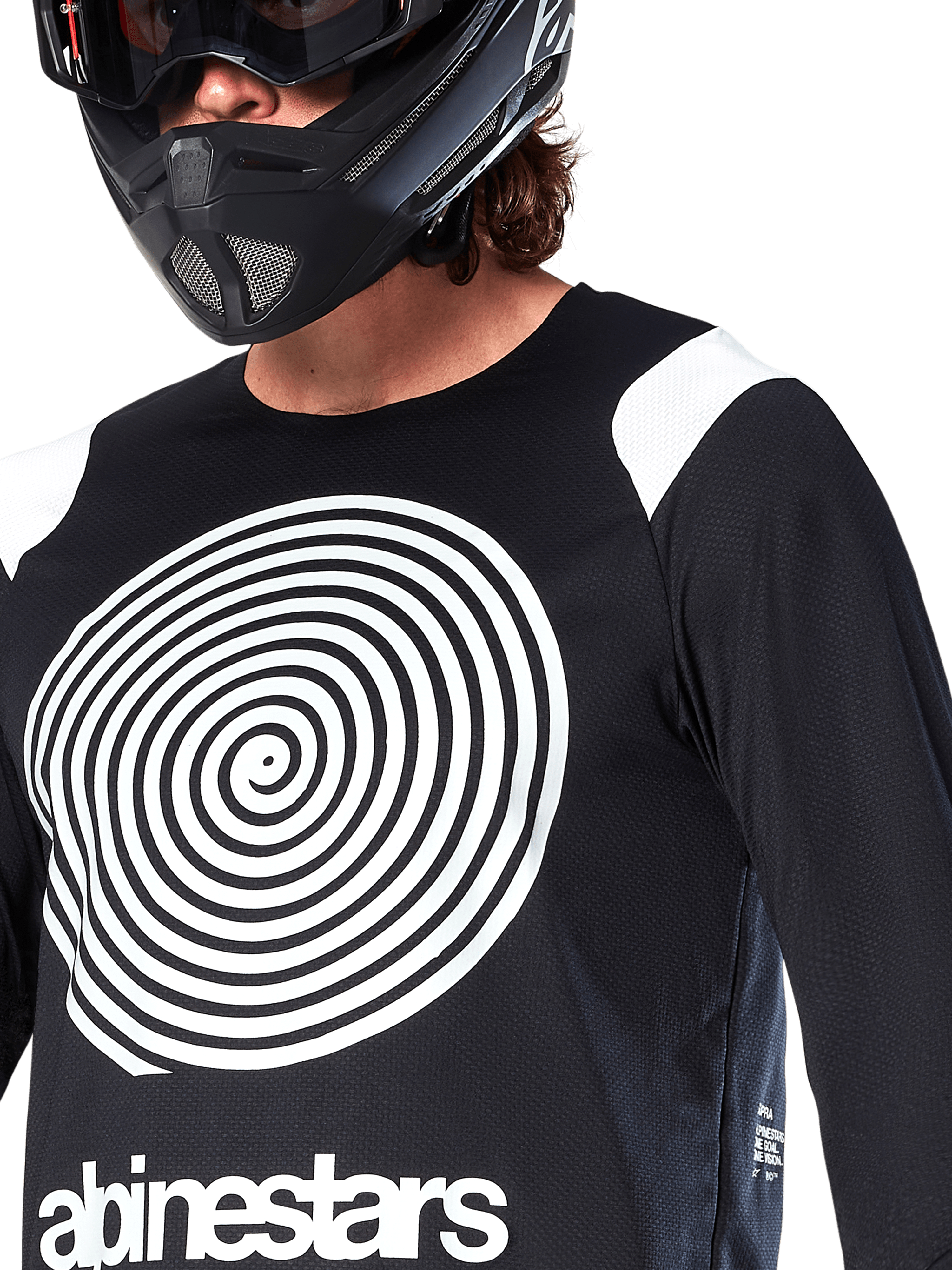 Jersey Alpinestars A-Supra Oscar de manga larga, negro, con un gran gráfico espiral Oscar blanco en el pecho y el logotipo de la marca, usado por un ciclista con casco integral negro y gafas, ropa técnica de mountain bike para gravity
