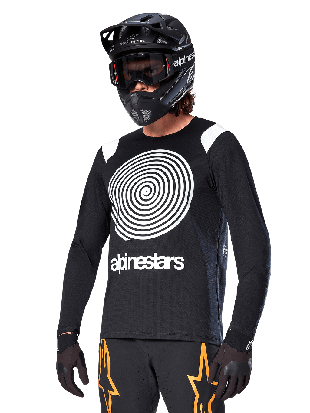 Alpinestars A-Supra Oscar Jersey de manga larga, jersey de ciclismo MTB, negro y blanco, con un llamativo diseño de espiral blanca y el logotipo de Alpinestars en el pecho, usado con un casco integral negro y gafas, ropa de ciclismo de montaña de alto rendimiento