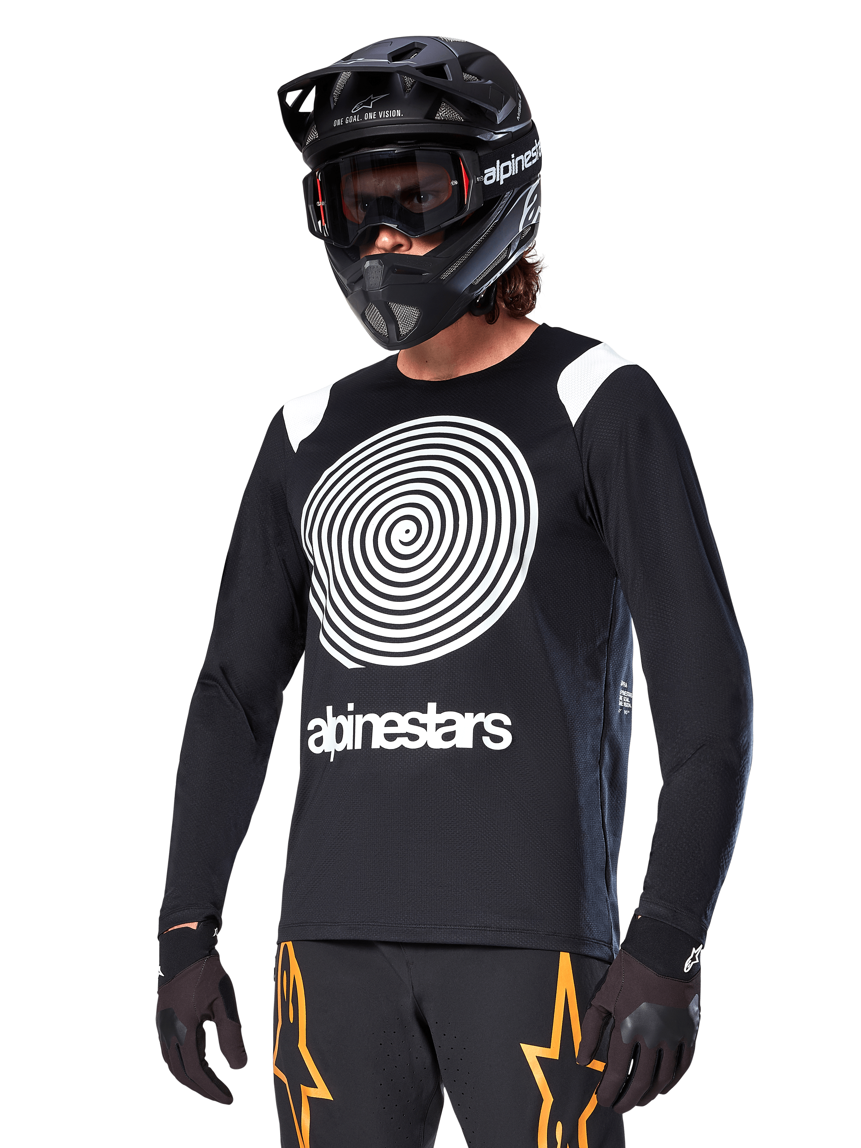 Alpinestars A-Supra Oscar Jersey de manga larga, jersey de ciclismo MTB, negro y blanco, con un llamativo diseño de espiral blanca y el logotipo de Alpinestars en el pecho, usado con un casco integral negro y gafas, ropa de ciclismo de montaña de alto rendimiento