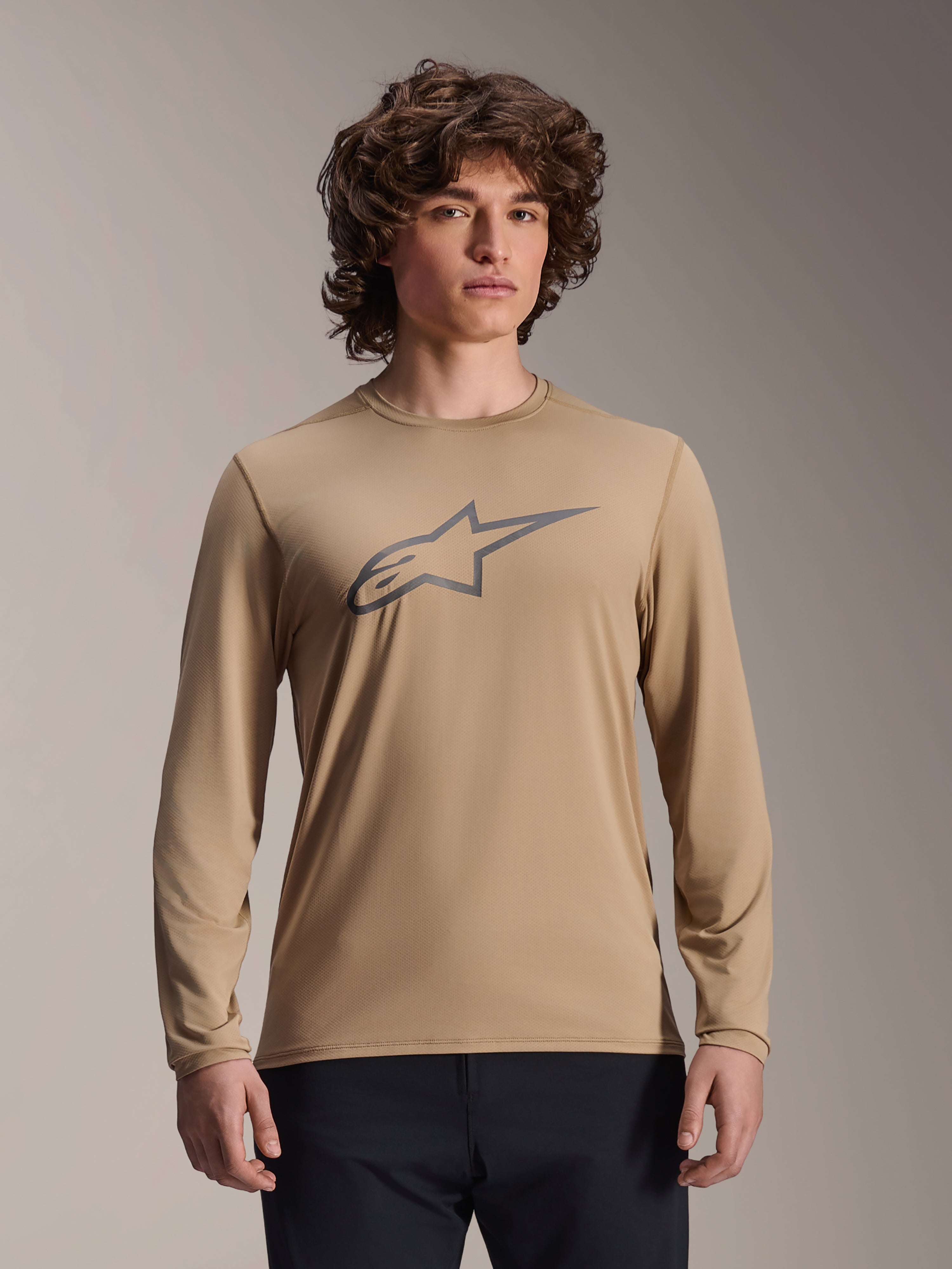 Alpinestars A-Dura Astar Jersey de manga larga, marrón claro, camiseta de ciclismo de montaña MTB, con un gran logotipo Astars gris oscuro en el pecho, ajuste regular, tejido técnico transpirable para rendimiento fuera de pista