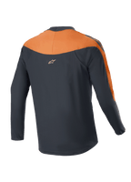 Alpinestars A-Supra Race Jersey de manga larga, camiseta de MTB en color negro y naranja, vista posterior con paneles naranjas en hombros y mangas, pequeño logo de Alpinestars en la parte superior de la espalda y diseño de cola caída para mayor cobertura en ciclismo