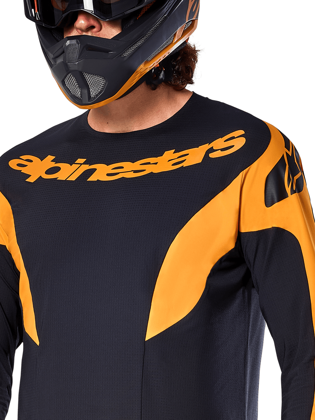 Alpinestars A-Supra Race Jersey - Manga Larga, negro con paneles gráficos naranjas, logotipo grande de Alpinestars en naranja en el pecho, mostrado en un ciclista con casco integral negro y naranja a juego, ropa de alto rendimiento para carreras de MTB