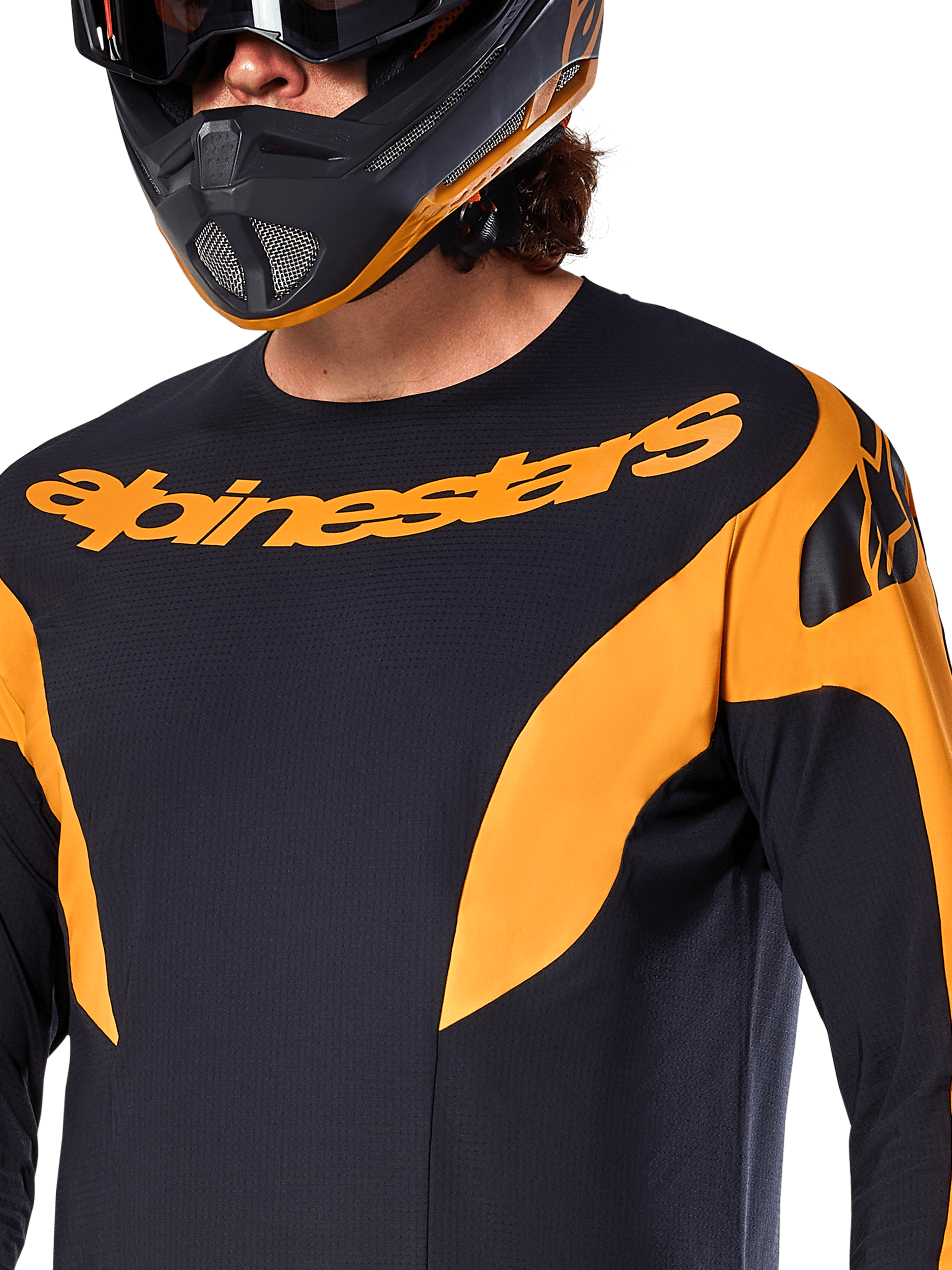 Alpinestars A-Supra Race Jersey - Manga Larga, negro con paneles gráficos naranjas, logotipo grande de Alpinestars en naranja en el pecho, mostrado en un ciclista con casco integral negro y naranja a juego, ropa de alto rendimiento para carreras de MTB