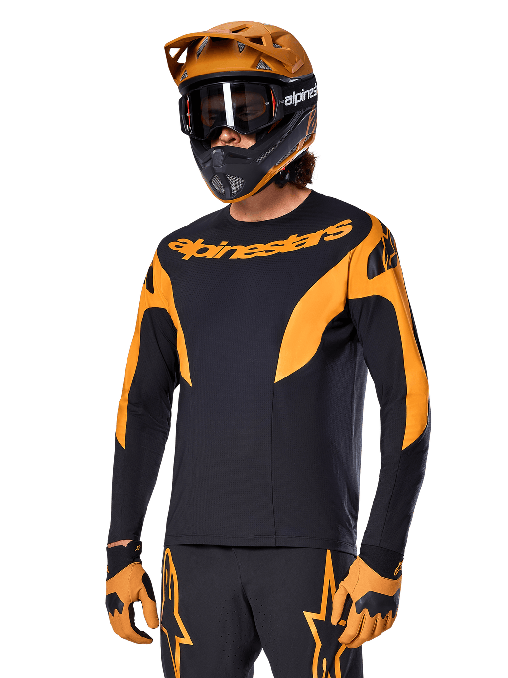 Alpinestars A-Supra Race Jersey de manga larga, camiseta de ciclismo MTB, negra y naranja, combinada con casco y guantes a juego, con el logotipo de Alpinestars en el pecho y detalles estilizados en las mangas, ajuste de rendimiento para carreras off-road
