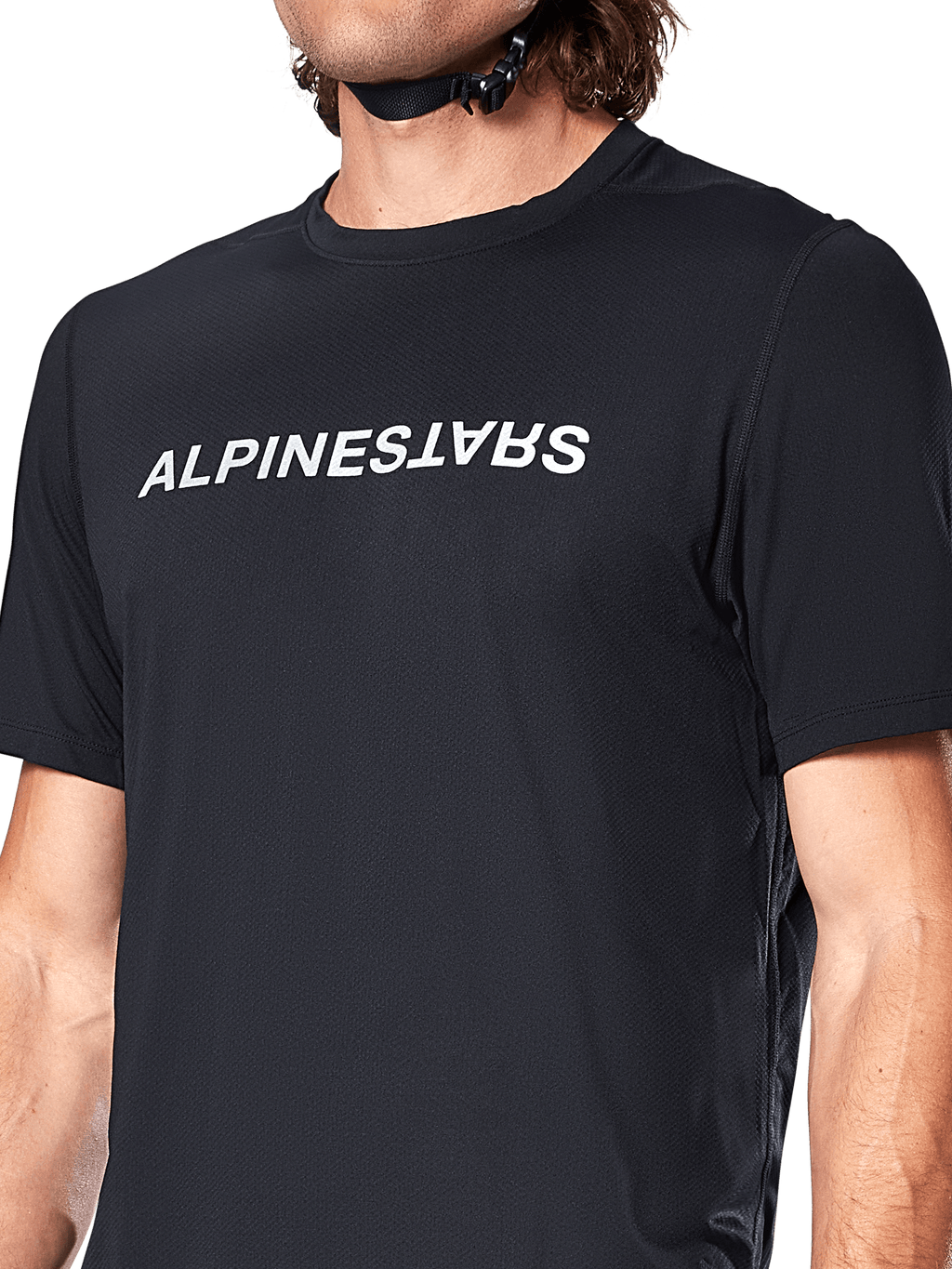 Jersey de manga corta Alpinestars A-Dura Switch, negro, con un gran logotipo de la marca impreso en blanco en el pecho, textura de tejido jacquard de alto rendimiento, primer plano frontal