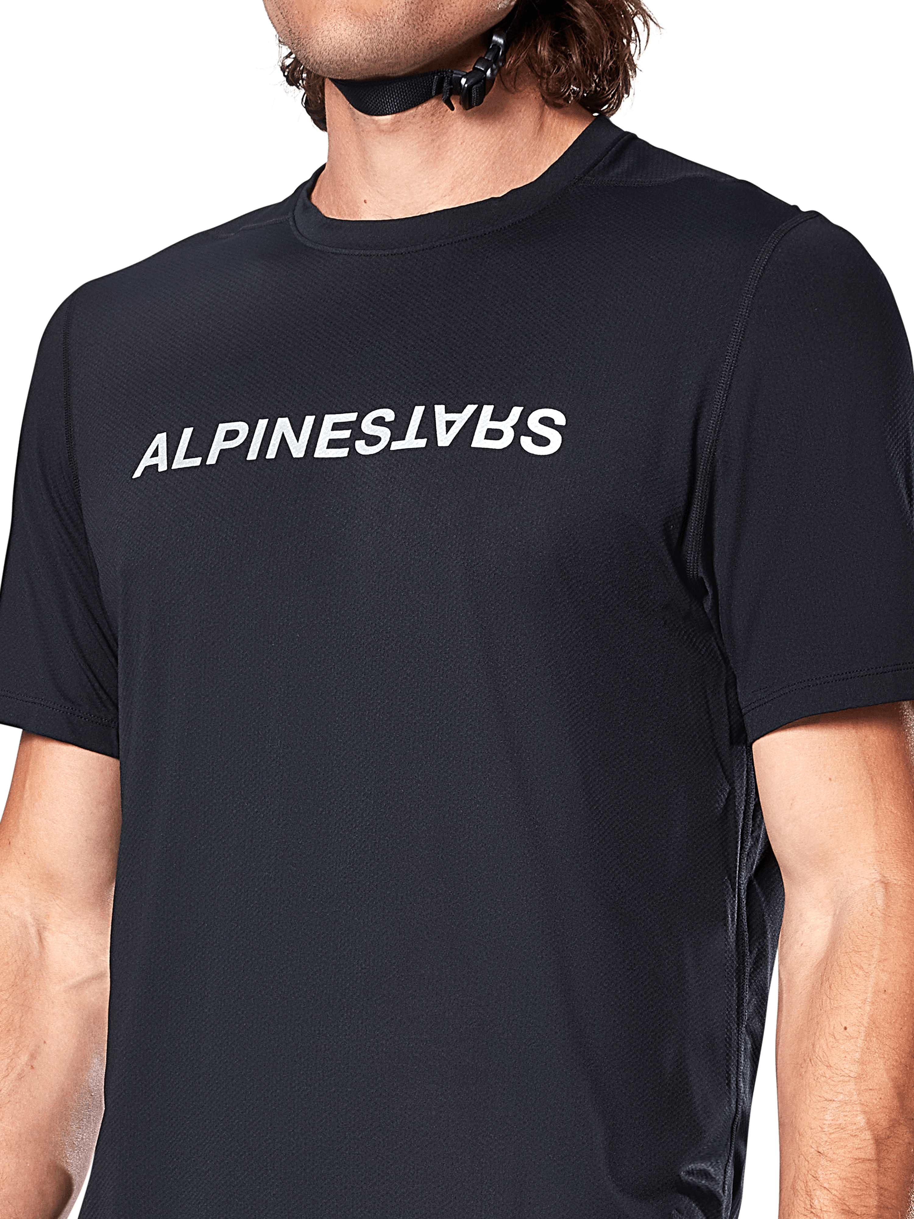 Jersey de manga corta Alpinestars A-Dura Switch, negro, con un gran logotipo de la marca impreso en blanco en el pecho, textura de tejido jacquard de alto rendimiento, primer plano frontal