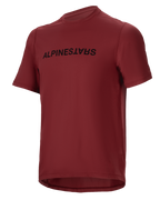 Alpinestars A-Dura Switch Jersey, camiseta de manga corta para MTB, burdeos, logotipo negro en el pecho, tejido ligero que absorbe la humedad, cuello redondo y parte trasera más larga, diseñada para ciclismo de montaña