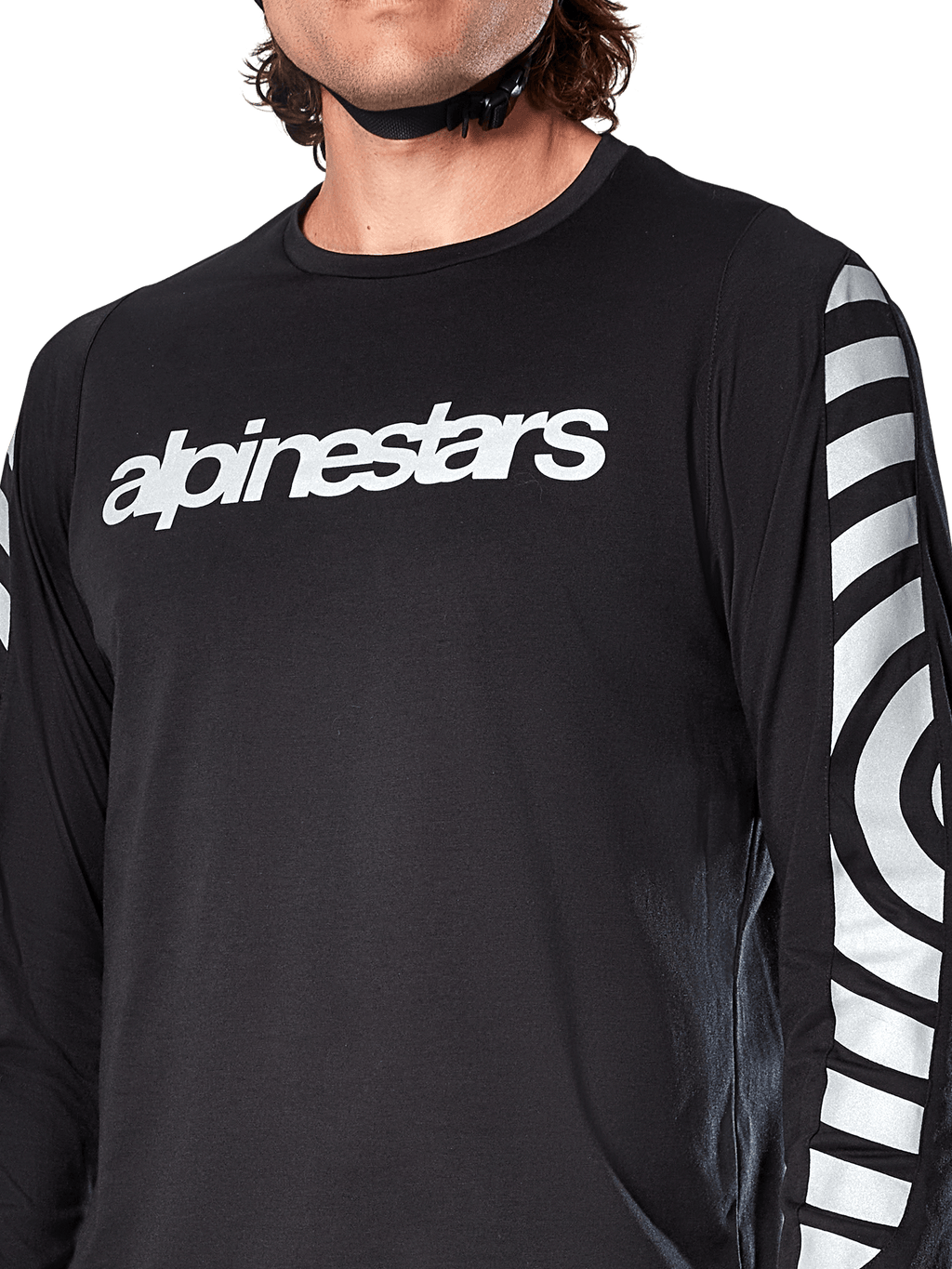 Alpinestars A-Dura Dri Oscar Jersey de Manga Larga, Black Reflective, vista en primer plano que muestra el logotipo blanco de Alpinestars en el pecho y gráficos circulares reflectantes en las mangas, indumentaria técnica de ciclismo para ciclismo de montaña