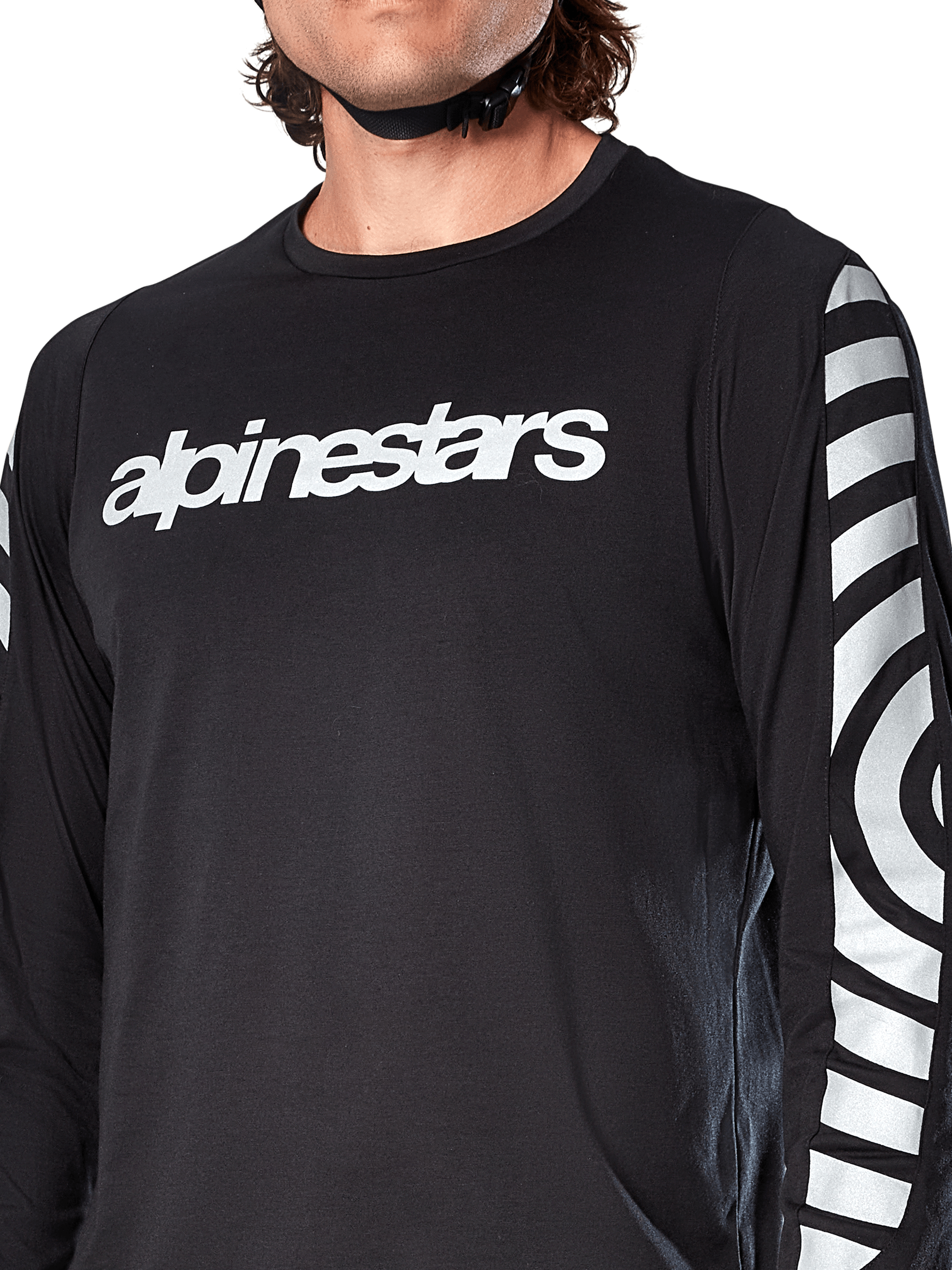 Alpinestars A-Dura Dri Oscar Jersey de Manga Larga, Black Reflective, vista en primer plano que muestra el logotipo blanco de Alpinestars en el pecho y gráficos circulares reflectantes en las mangas, indumentaria técnica de ciclismo para ciclismo de montaña