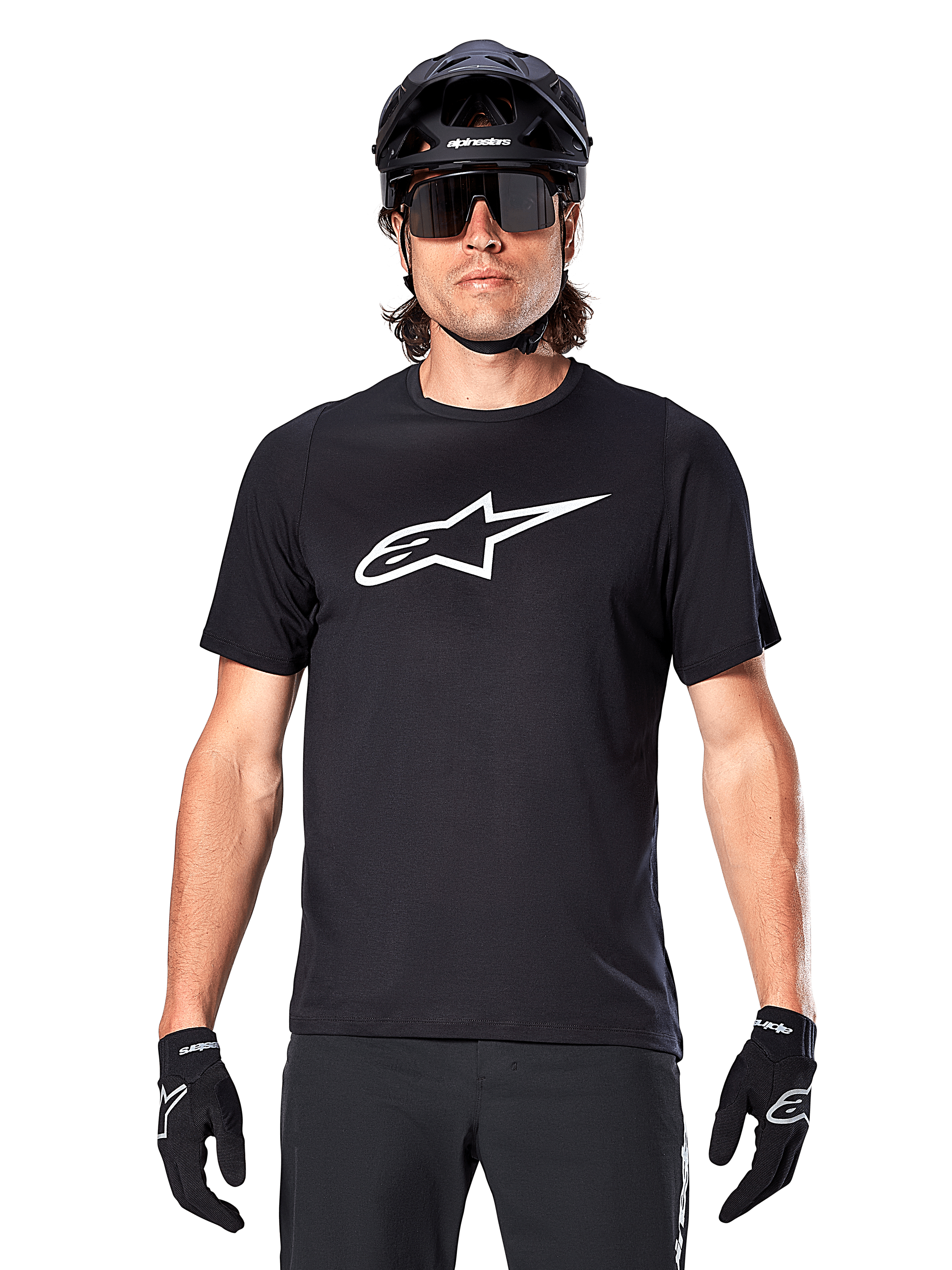Alpinestars A-Dura Dri Oscar Jersey - Manga Corta, negro reflectante, usado con casco de MTB negro, gafas de sol y guantes, con un logotipo blanco prominente en el pecho, equipamiento de alto rendimiento para ciclismo de montaña