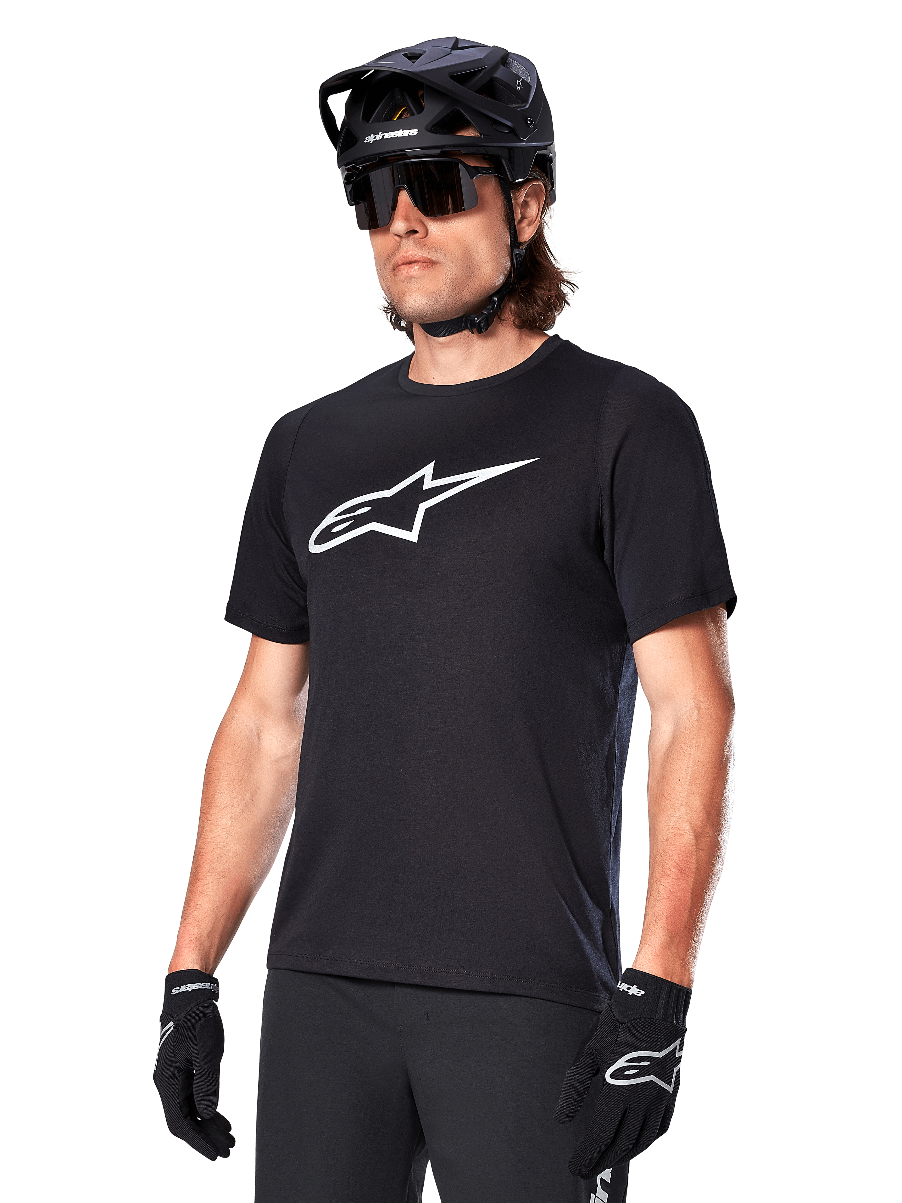 Alpinestars A-Dura Dri Oscar Jersey, camiseta de ciclismo MTB de manga corta, negra con logotipo blanco, tejido técnico transpirable, usada con casco negro, gafas de sol y guantes