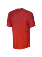 Jersey de manga corta Alpinestars Youth A-Dura Rise, vista trasera, color Spicy Orange, con textura de tejido jacquard, un pequeño logotipo negro de Astars en el lateral inferior y dobladillo trasero más largo para mayor cobertura en ciclismo de montaña.