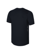 Jersey de manga corta Alpinestars Youth A-Dura, negro, vista posterior con logotipo Astars vertical y marca A-DURA en el lateral, tejido técnico transpirable para MTB juvenil, diseño de cola extendida para mayor cobertura