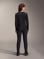 Jersey térmico Alpinestars Stella A-Dura para mujer, vista trasera, negro, jersey de ciclismo de manga larga con vellón aislante, usado con pantalones y zapatillas negras a juego, con pequeño logotipo A-Dura en la parte inferior de la espalda y detalles reflectantes en los hombros, diseñado para ciclismo de montaña femenino