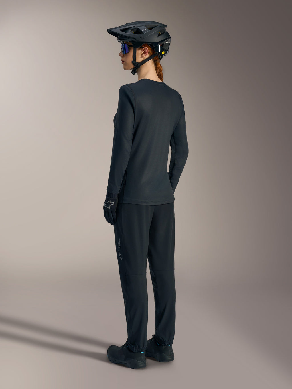 Jersey Stella A-Dura Ride de manga larga negro, prenda ligera de MTB para mujer con dobladillo trasero más largo.
