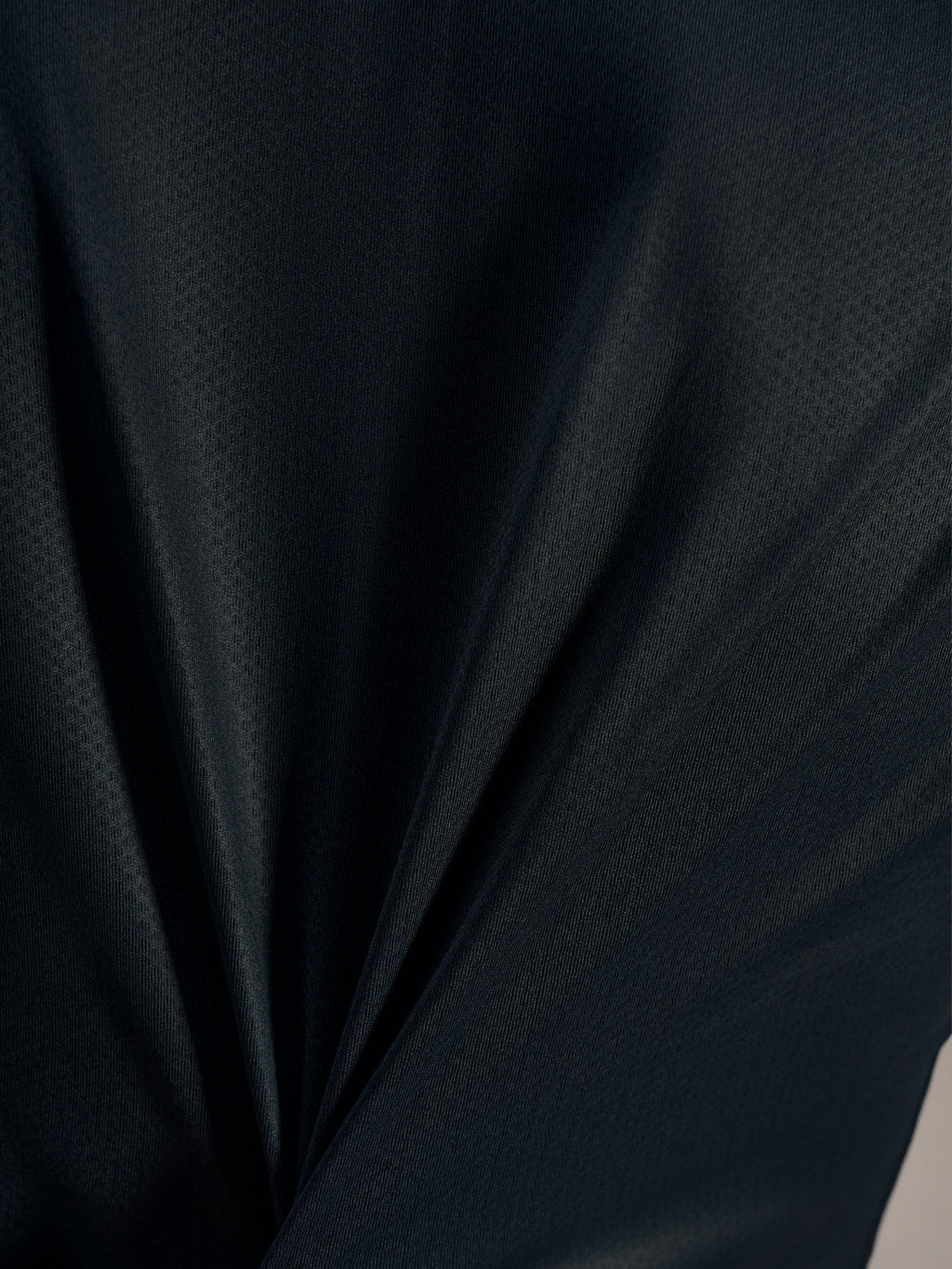 Tejido jacquard negro del Stella A-Dura Ride Jersey, destacando su textura transpirable y elasticidad de alto rendimiento.