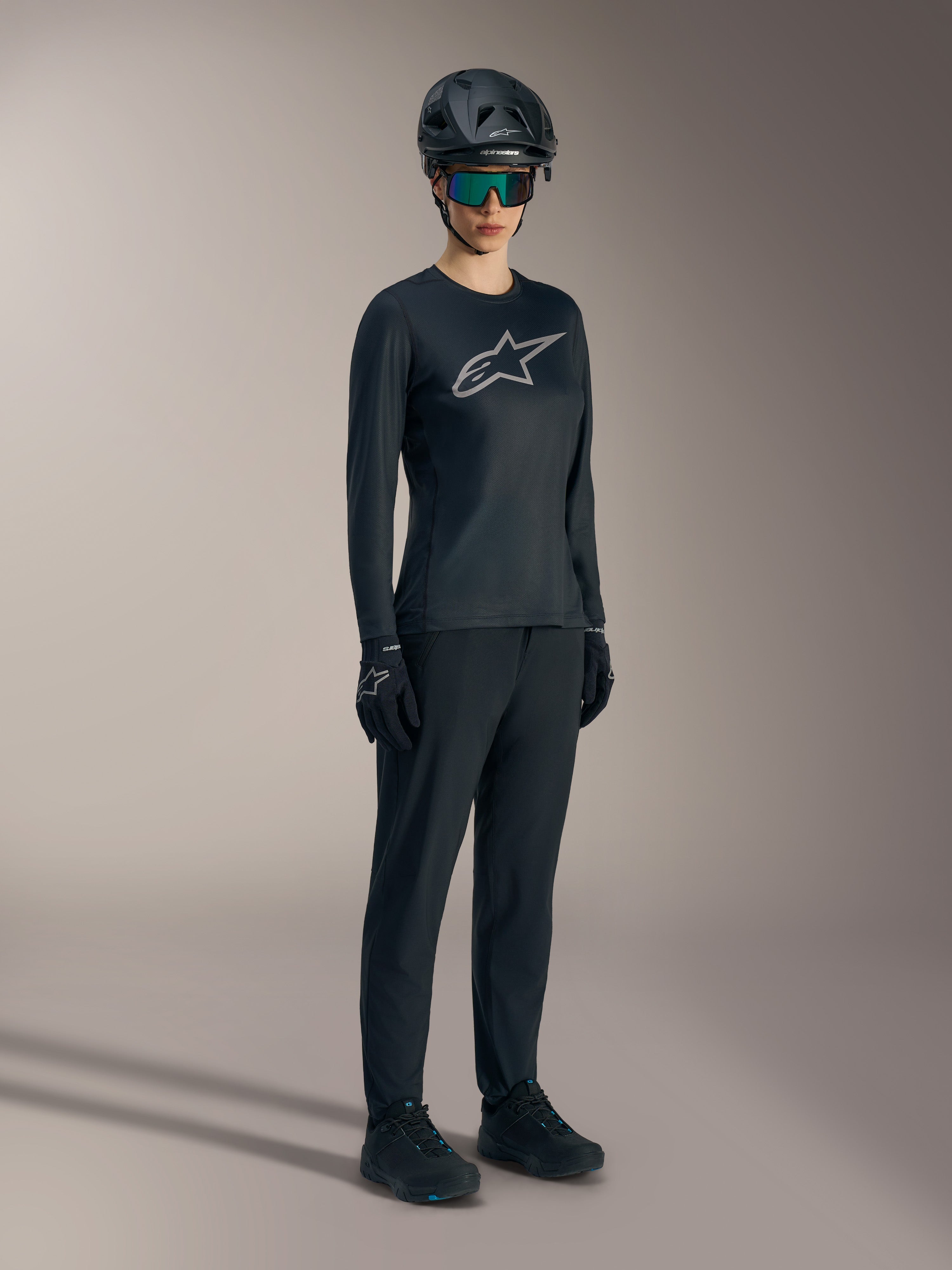 Camiseta negra de manga larga Stella A-Dura Ride para mujer, top de MTB con un prominente logo Astars plateado.