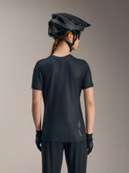 Jersey negro Stella A-Dura Ride de manga corta para mujer, vista trasera con cola caída y logotipo de Alpinestars.