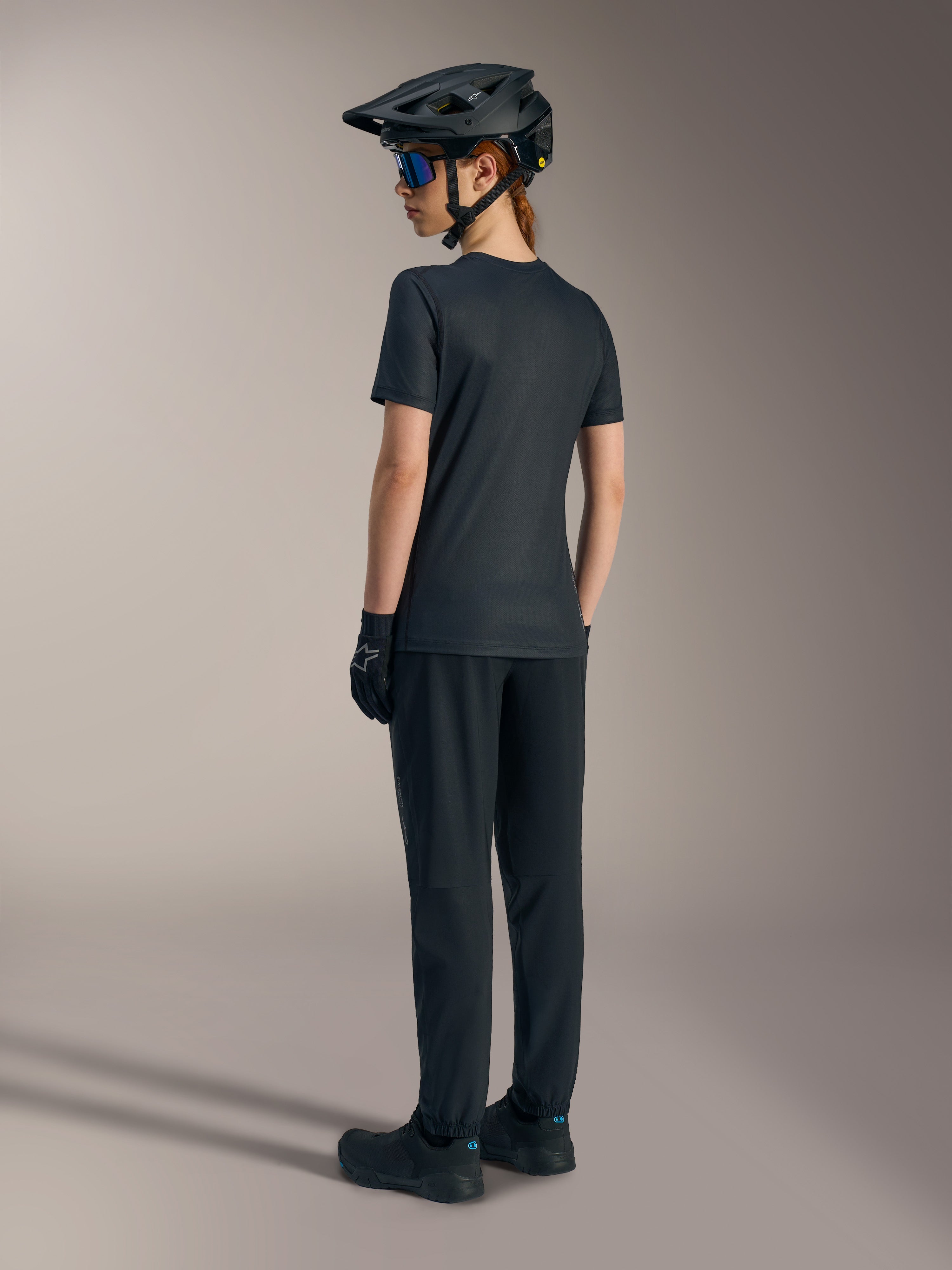 Stella A-Dura Ride Jersey para mujer en negro, camiseta de MTB de manga corta en jacquard, vista desde atrás.