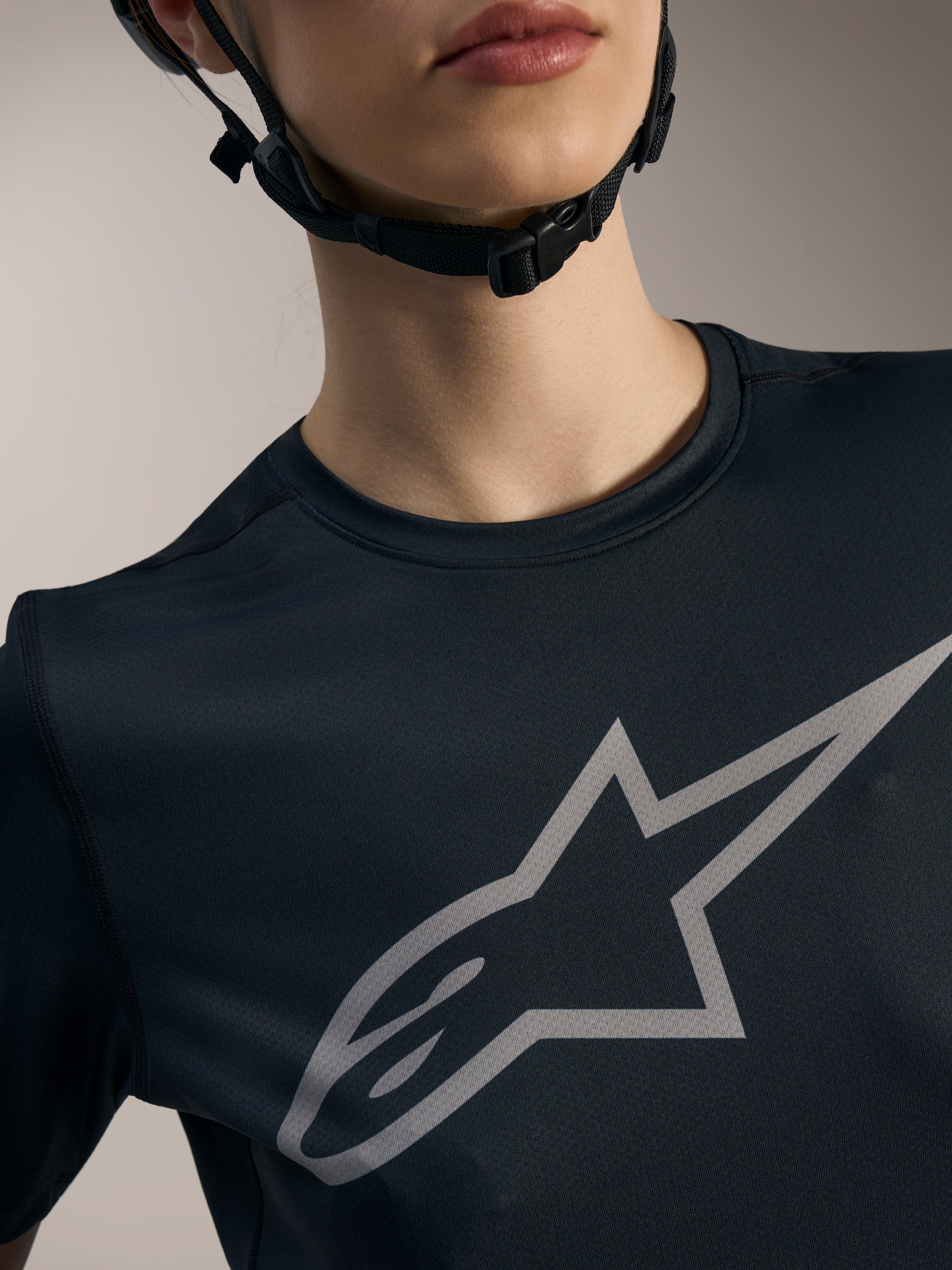 Jersey Stella A-Dura Ride negro para mujer con logotipo Astars plateado, equipamiento técnico para ciclismo de montaña.