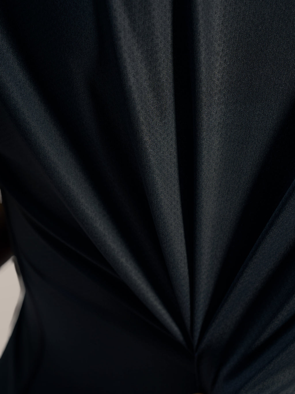 Detalle del tejido jacquard negro del jersey Stella A-Dura Ride MTB, con textura flexible y transpirable