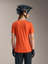 Jersey Stella A-Dura Ride naranja, vista posterior de camiseta MTB para mujer de manga corta y tejido técnico reciclado.