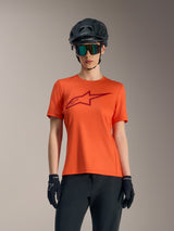 Jersey Alpinestars Stella A-Dura Ride naranja para mujer, logo rojo, casco de MTB negro y gafas de sol.