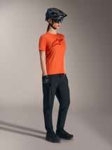 Jersey Stella A-Dura Ride naranja con logo rojo, manga corta, ropa técnica de MTB para mujer.