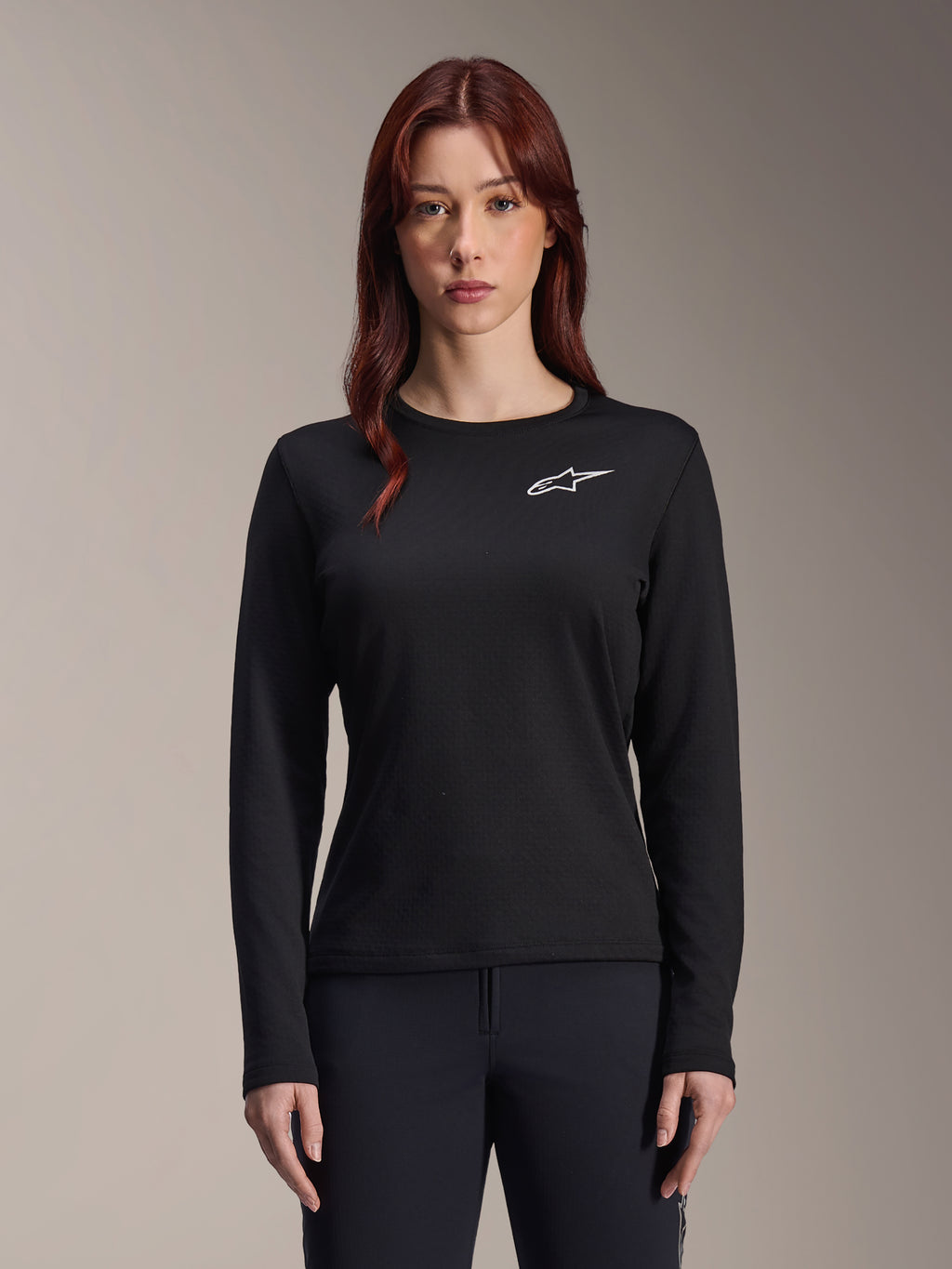 Alpinestars Stella A-Dura Thermal Jersey, camiseta de MTB de manga larga para mujer, negra con logotipo de estrella blanco en el pecho, tejido aislante ligero para ciclismo en climas fríos, diseñada para el uso en capas y comodidad en los senderos