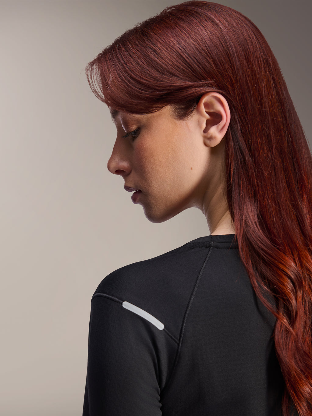 Alpinestars Stella A-Dura Thermal Jersey, jersey de MTB de manga larga para mujer, negro, vista lateral de cerca que resalta la tira plateada reflectante en el hombro, tejido técnico aislante para ciclismo de montaña