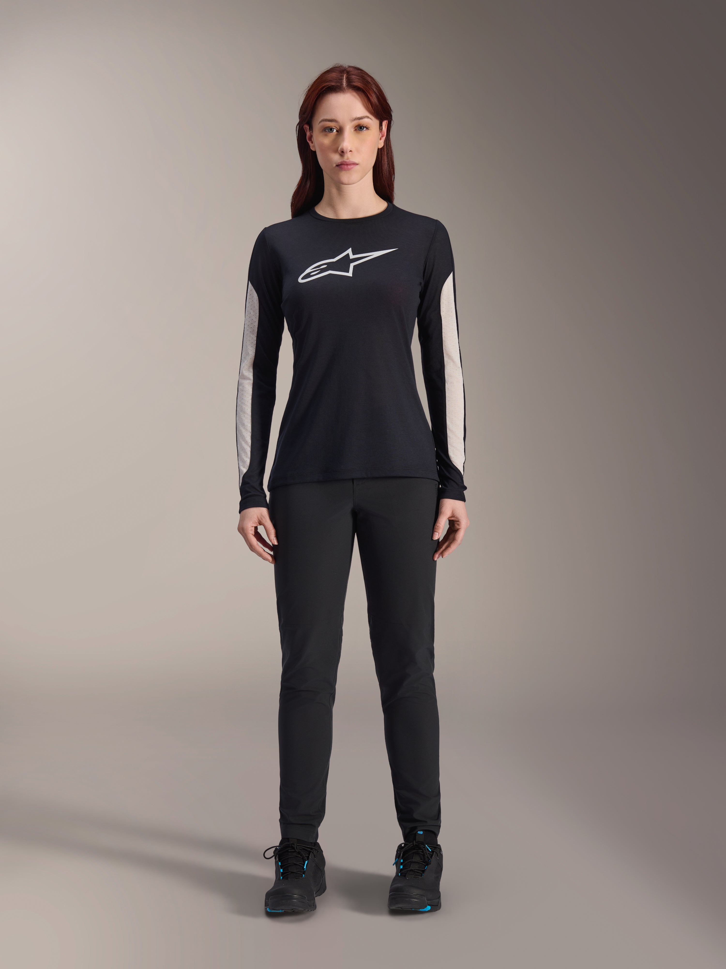 Alpinestars Stella A-Dura Pants para mujer, pantalones negros de MTB, con un ajuste específico para mujer y un diseño estilizado, combinados con un jersey negro de manga larga y zapatillas de ciclismo negras, equipamiento duradero para ciclismo de montaña todoterreno