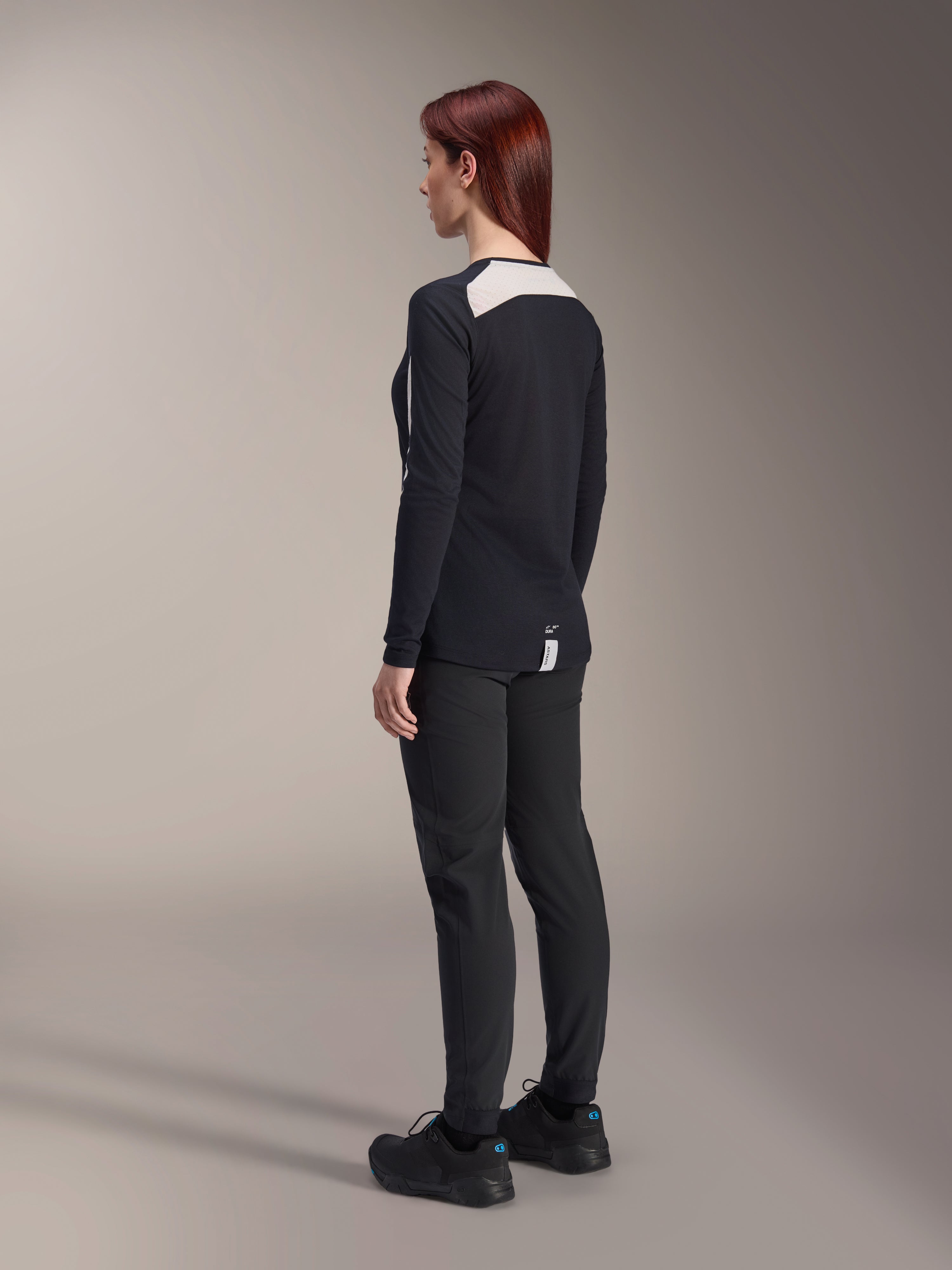 Jersey Alpinestars Stella A-Dura Dri Astar para mujer de manga larga, negro, vista posterior que muestra el panel de malla blanca en la parte superior de la espalda y los hombros, equipamiento de alto rendimiento para ciclismo de montaña