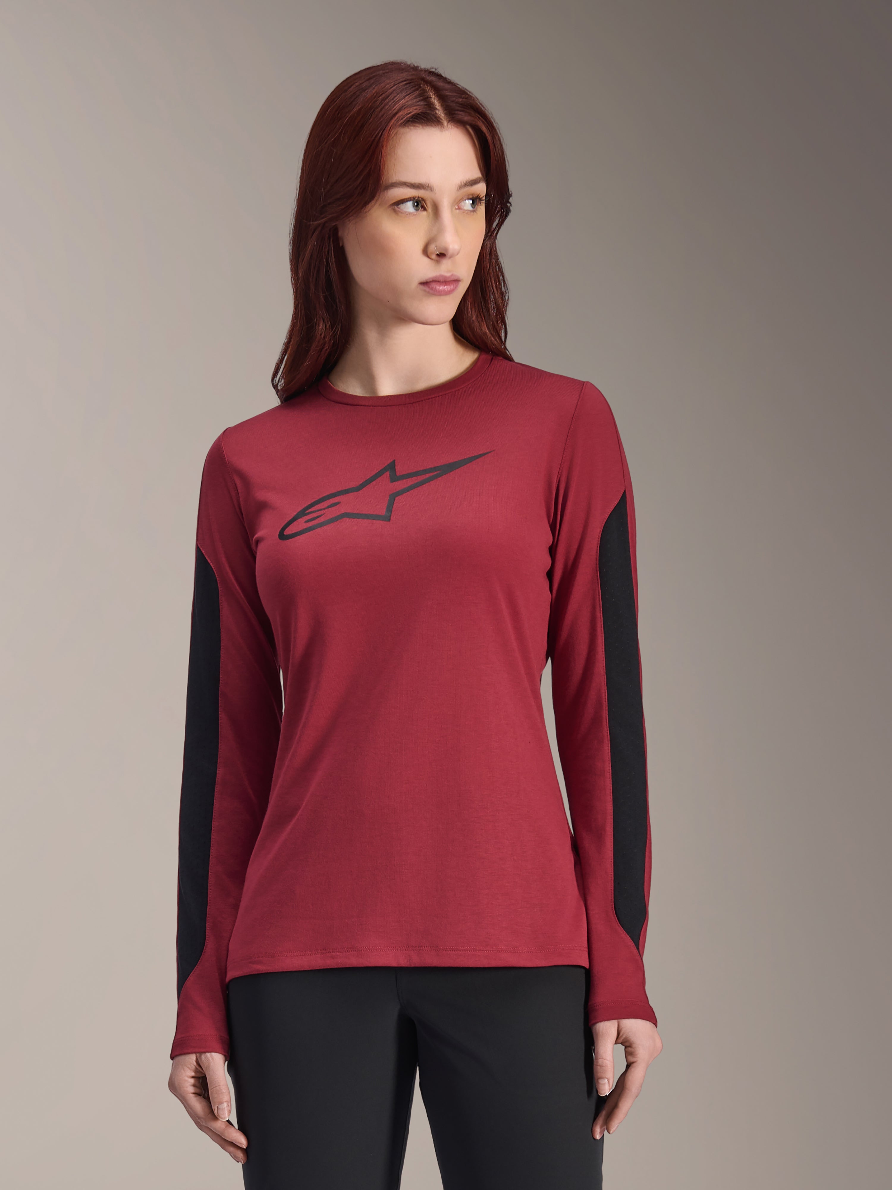 Alpinestars Stella A-Dura Dri Astar Jersey, camiseta de manga larga para mujer, rojo borgoña con paneles laterales negros, logotipo negro en el pecho, prenda técnica para MTB con absorción de la humedad y ajuste específico para mujer