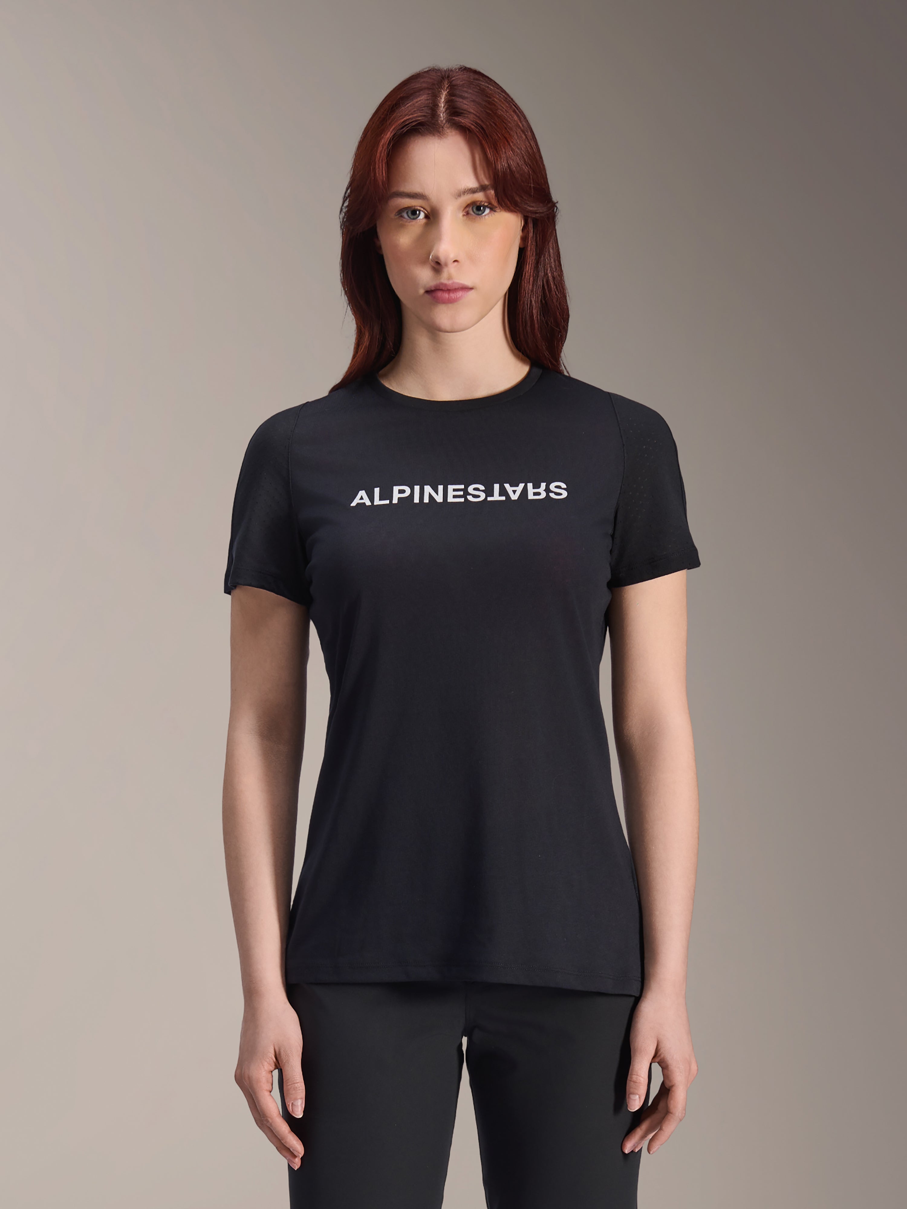 Alpinestars Stella A-Dura Dri Switch Jersey, camiseta de MTB de manga corta para mujer, negra con logotipo blanco de Alpinestars en el pecho, ajuste de rendimiento casual, tejido técnico que absorbe la humedad para ciclismo de montaña