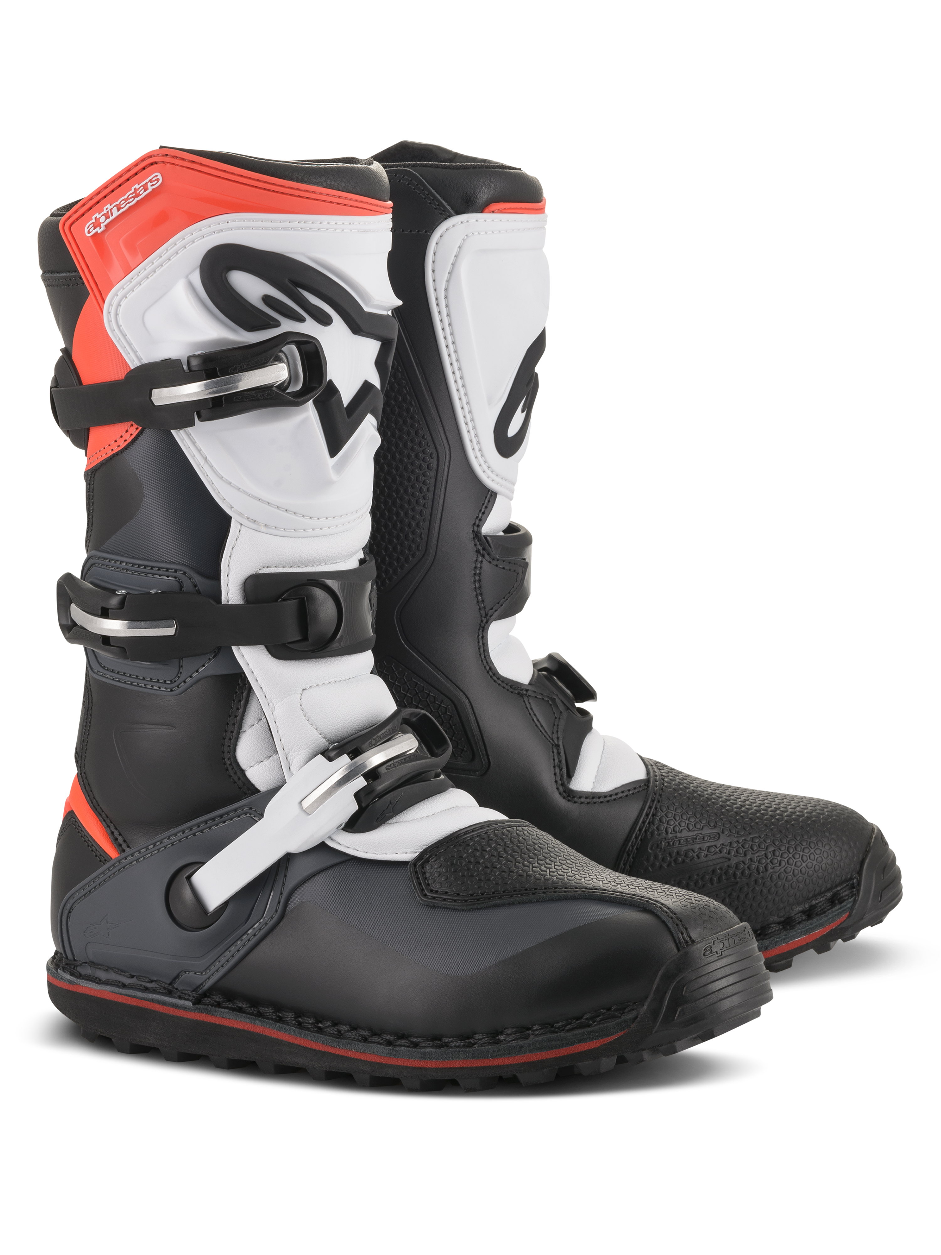 Botas Alpinestars Tech-T, botas de moto para trial, en negro, blanco y rojo flúor, con sistema de cierre de tres hebillas, espinillera ergonómica, protección de puntera texturizada y suela de tacos de perfil bajo, diseño técnico de calzado off-road