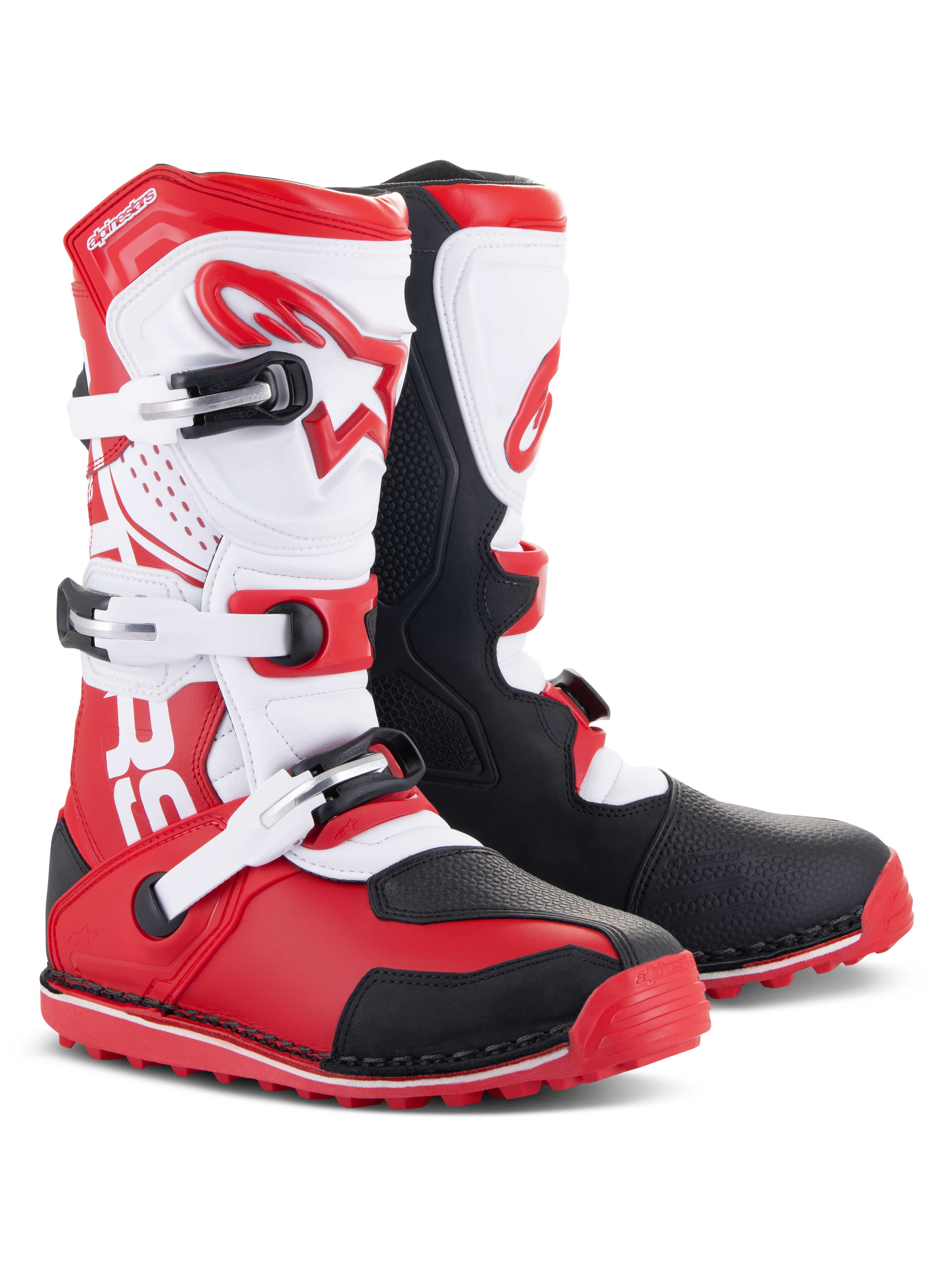 Botas Alpinestars Tech-T, botas de trial para moto, rojo brillante, negro y blanco, con una espinillera ergonómica blanca con logotipo rojo, tres hebillas ajustables, paneles protectores negros y suela texturizada roja para un rendimiento óptimo en la práctica de trial