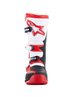 Botas Alpinestars Tech-T, botas de trial para motocicleta, rojo brillante, negro y blanco, vista frontal que presenta una placa de espinilla blanca ergonómica con el logo de una estrella roja, sistema de cierre de tres hebillas y una zona de la puntera robusta en negro y rojo, diseñadas para la práctica de trial todoterreno