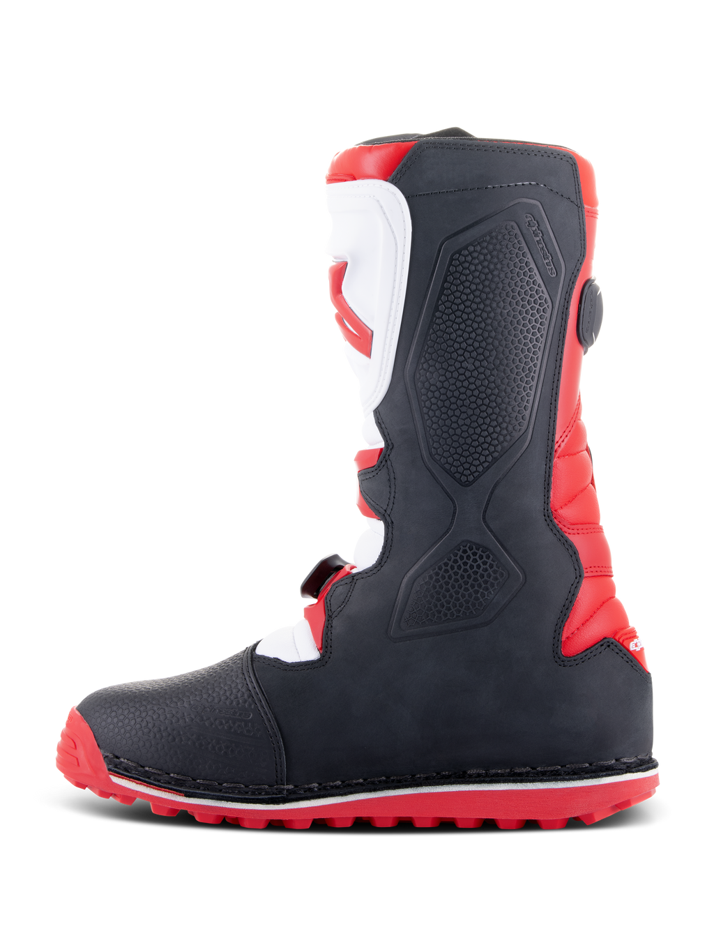 Botas Alpinestars Tech-T, botas de trial, rojo brillante, negro y blanco, perfil lateral que muestra la espinillera ergonómica blanca con logotipo rojo, paneles negros texturizados y suela roja con relieve para tracción todoterreno