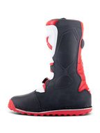 Botas Alpinestars Tech-T, botas de trial, rojo brillante, negro y blanco, perfil lateral que muestra la espinillera ergonómica blanca con logotipo rojo, paneles negros texturizados y suela roja con relieve para tracción todoterreno