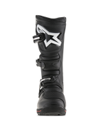 Botas Alpinestars Tech-T, botas de moto de trial, negro y rojo, vista frontal con espinillera ergonómica y logotipo Astar blanco, sistema de cierre de tres hebillas y construcción de cuero duradero con un detalle rojo en la suela.