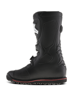 Botas Alpinestars Tech-T, botas de trial, negras con una fina franja roja en la suela, vista de perfil lateral, con espinillera ergonómica y paneles texturizados para el agarre en los estribos, construcción de cuero duradero para conducción todoterreno