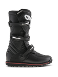 Botas Alpinestars Tech-T, botas de moto para trial y todoterreno, negras con detalles rojos, vista de perfil lateral con tres hebillas ajustables, logo blanco en la espinillera ergonómica, paneles de cuero texturizado y suela robusta de alto agarre para el control de la moto